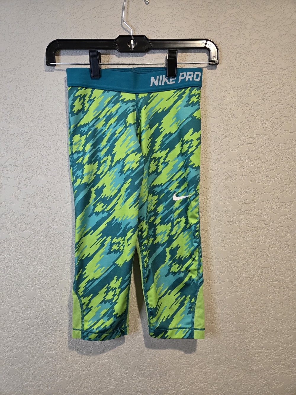 Nike Girls' Teal & Lime Camo-Print Compression Capris